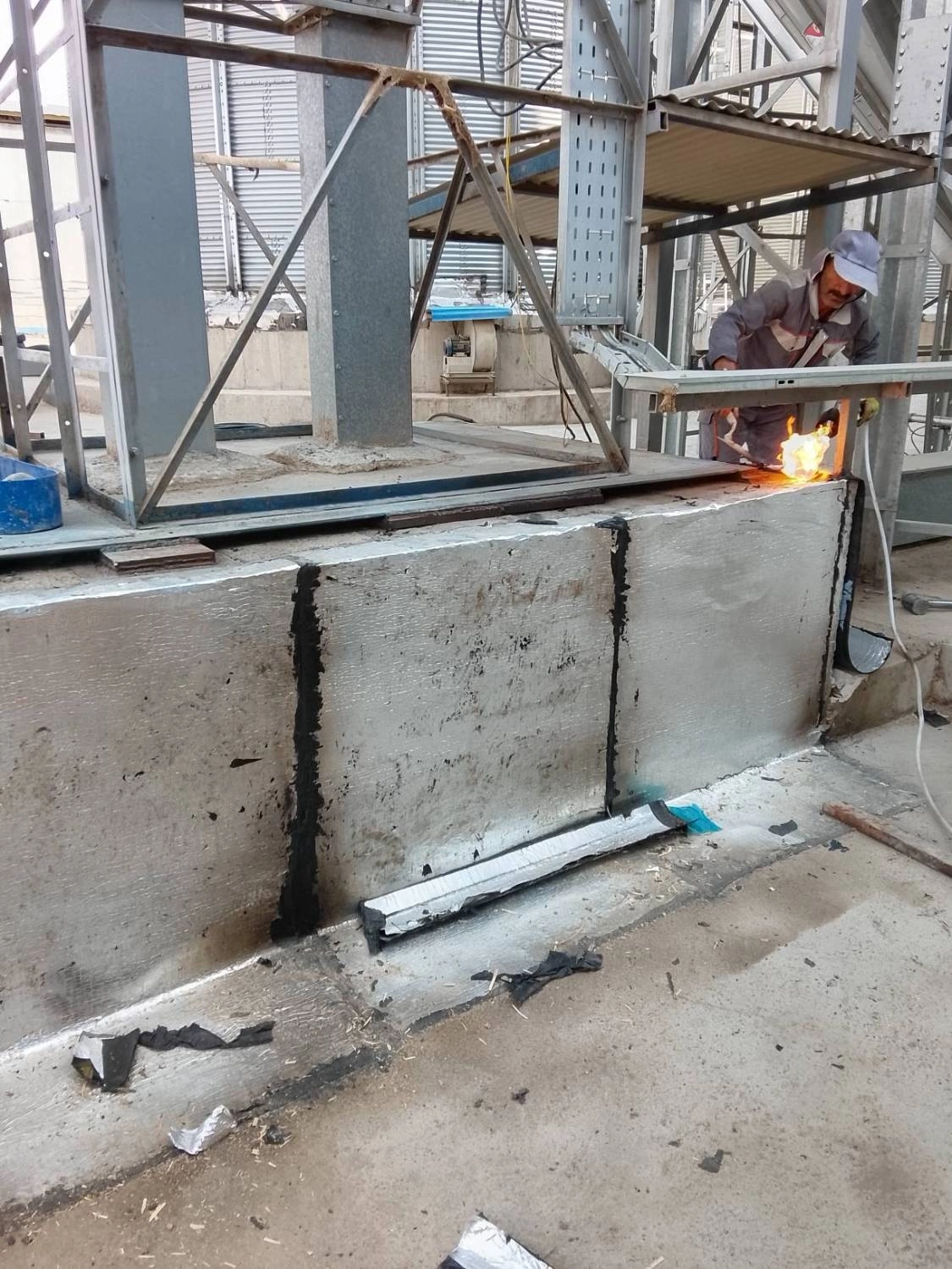 پایان عملیات عایق‌کاری هاپر در کارخانه خوراک ملاردشیر