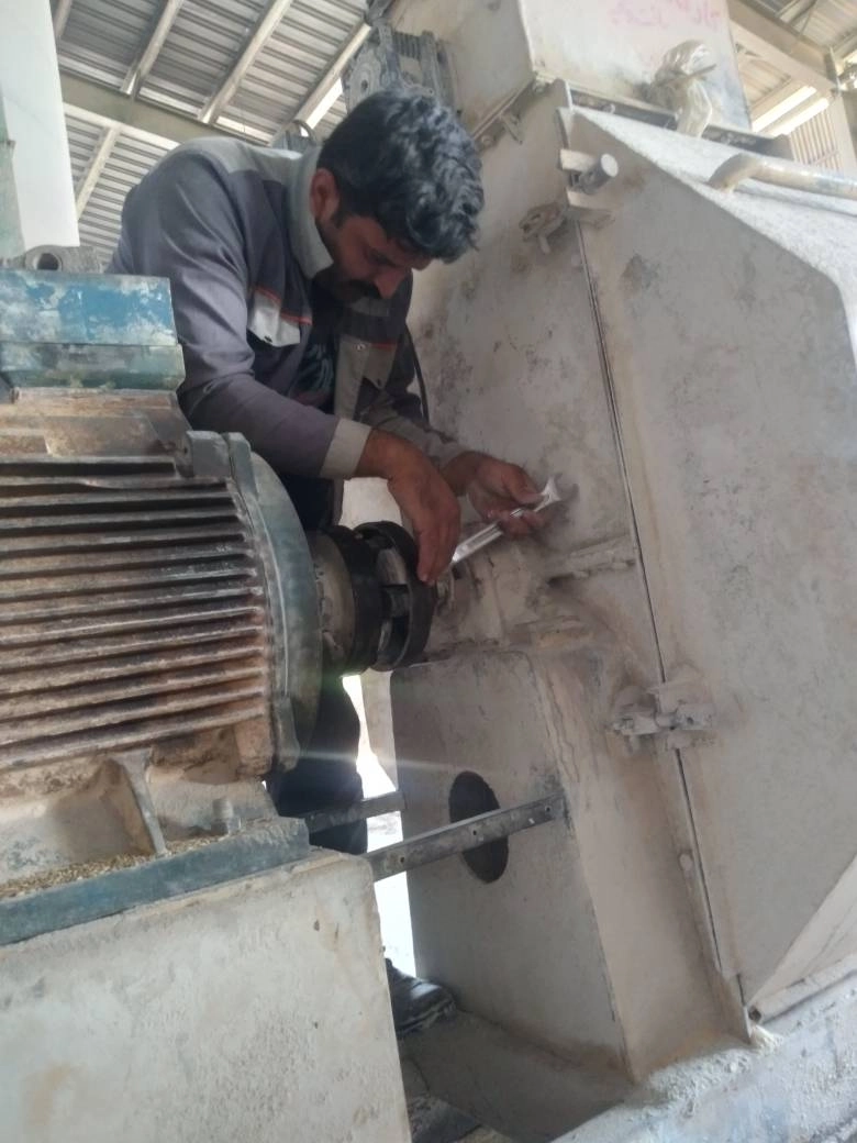 اجرای عملیات اورهال و تعویض توری آسیاب جو در کارخانه خوراک دام ملارد شیر